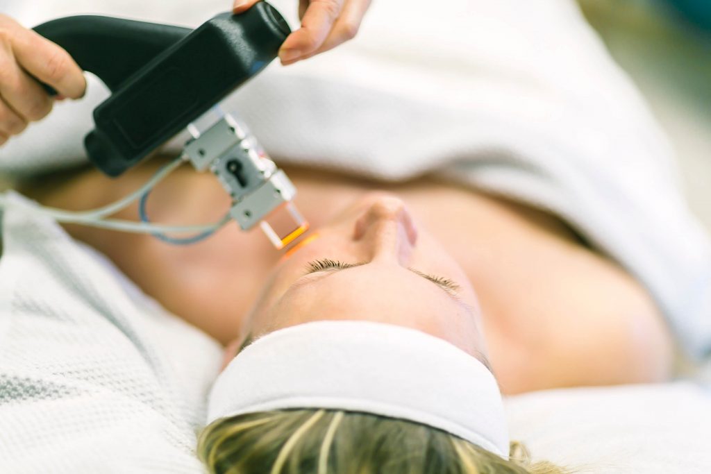 Tina utför IPL-behandling för skin rejuvenation